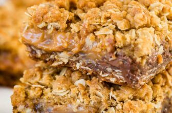 Carmelitas – Gooey Caramel Chocolate Oat Bars